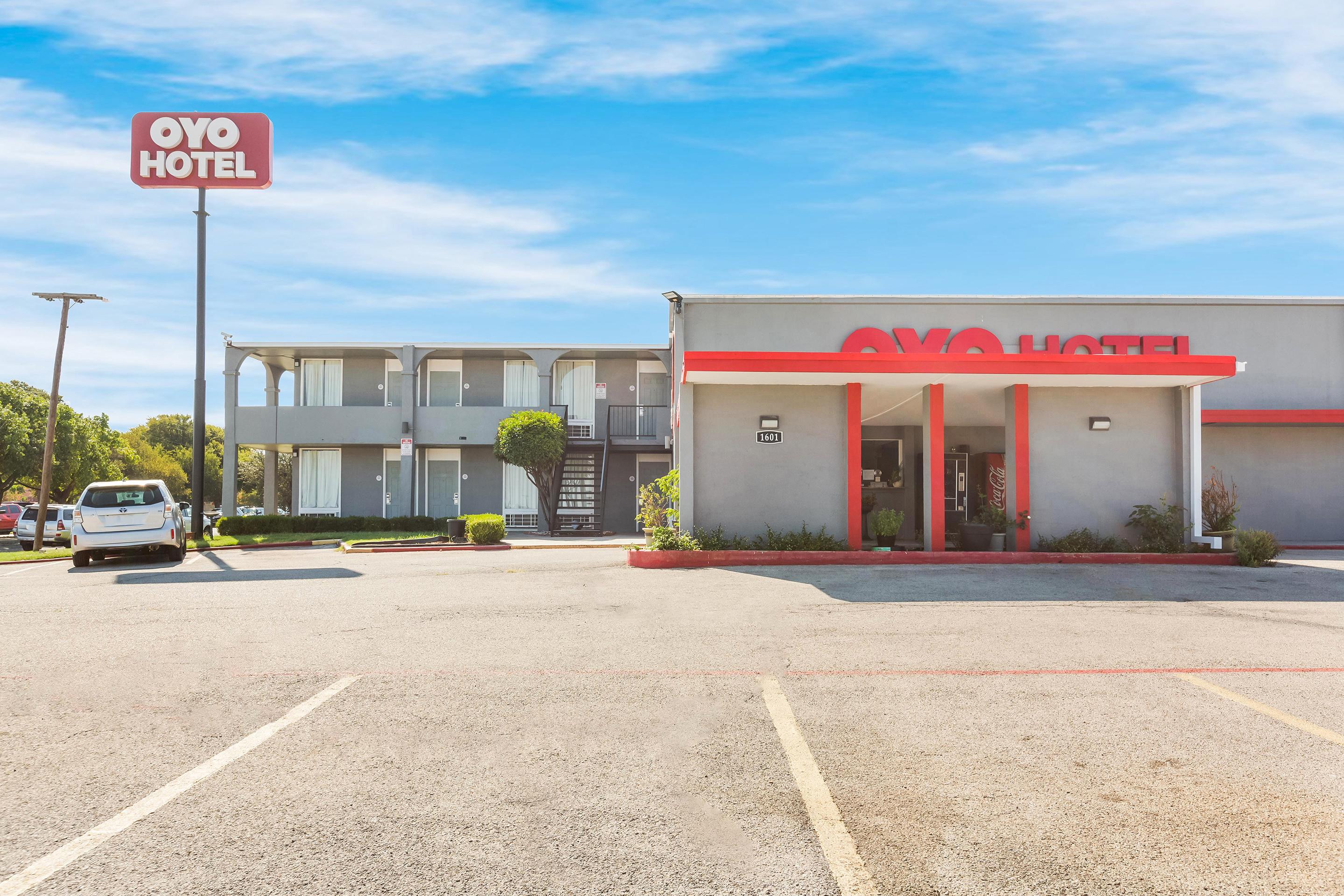 Oyo Hotel Wichita Falls - Downtown Exterior photo